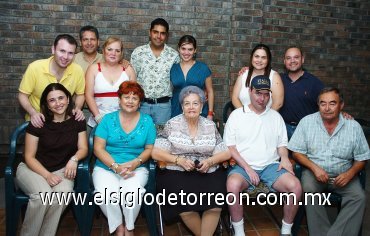 05102007
Wenceslao Villarreal Torre celebró su cumpleaños, en compañía de su esposa Patricia, demás familiares y amistades íntimas.