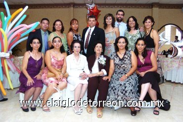 07102007
Ana María Charur de Zarzar acompañada de las familias Sánchez Ramos, Acevedo Díaz y Adla Jaik, en su fiesta de cumpleaños.