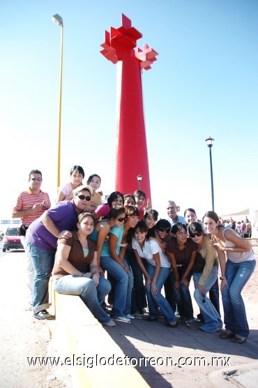 07102007
Cecy, Mariana, Carla, Gaby, Pau, Sofía, Ana, Rose, Ale, Nelda, Zaira, Mariana, Ana, Christian, Alma, Jorge, Daniela, Sofía y Luis
