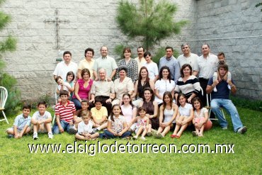07102007
Franz y Leticia von Bertrab festejaron en compañía de sus hijos, nietos, hermanos y demás familiares.