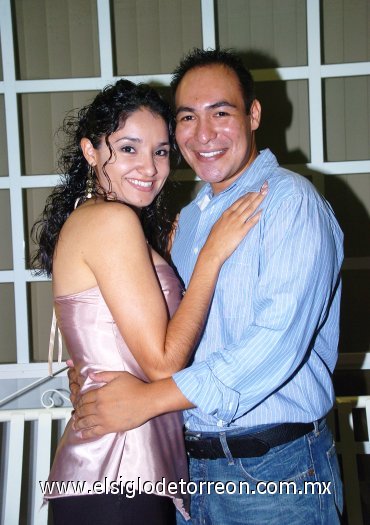 07102007
Mónica López Barbalena y Omar Alejandro Álvarez Robledo, en su despedida de solteros.