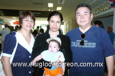 06102007
Oyoki Flores llegó del DF, la recibieron José Santos, Silvia Centeno e Issac Flores