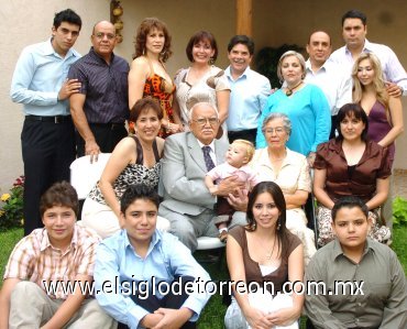 08102007
Don Juan Acuña Correa y doña Ana María Flores de Acuña, en compañía de sus hijos, nietos y bisnietos.