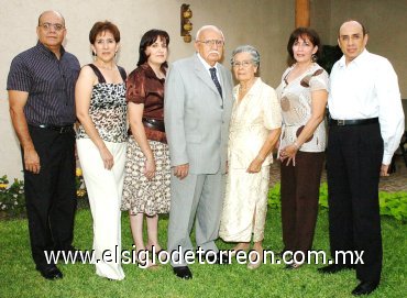 08102007
Los festejados junto a sus hijos Juan Gerardo, José Luis, Ana María, Lucía y Adriana.