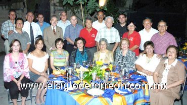 08102007
Los integrantes de la Comisión de Relaciones Públicas del Centenario de Torreón A. C. convivieron alegremente.