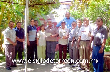 08102007
Por su sobresaliente labor educativa, los maestros Antonio Valtierra Limones y Rodolfo Rojas Méndez recibieron la presea Miguel Quiñones Pedroza.