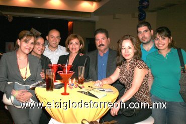 08102007
Carmen de la Barrera, Alicia Hernández, Víctor Suárez, Laura Estevané, Óscar Navarrete y Verónica Caballero junto a otros amigos.