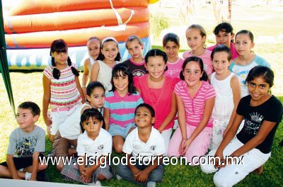 Festeja sus 10 años
Arantxa López Muñoz junto a sus invitadas y amigas Maritere Gil, Marijose Bello, Paulina y Alejandro Mendoza, Vanessa Ramírez, Mariana Sánchez, Bárbara De León, Ana Karla Cobo, María Natalia Lomas, Salma Handal, Melissa Perches, Renata Aguirre, Maritere Iglesias y Luly Chong.