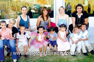 Belinda Nahle y Rodrigo Sánchez, Ana Benavides y Emilio Camposeco, Lourdes Nava, Alex y William Ponce, Keta Bonilla y Keta Gómez junto a la festejada.