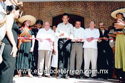 Humberto Moreira Valdés, Gobernador del Estado de Coahuila, cortando el listón inaugural.