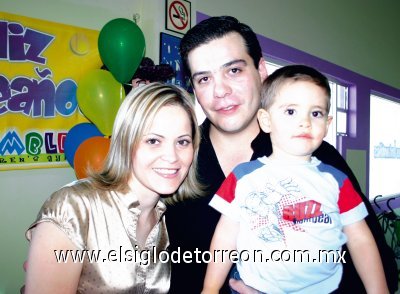 Karime Jalife de Ramos y Marco Antonio Ramos Soto con su hijo Marco Antonio.