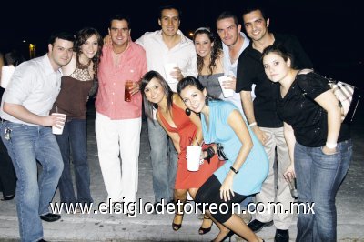 Alejandro Fernández, Fabiola Sotoluján, Beto Torres, Apache, Daniela Graham, Manolo G., Ramón Mery, Luciana Ito, Daniela Vega y Paola Guerrero.