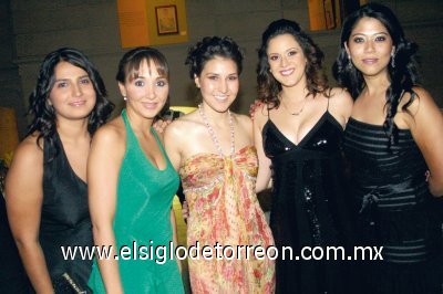Unen sus vidas
Amigas de la novia: Cecy Betancourt, Natalia Hinojosa, Any Godina de Mexsen, Adriana Cárdenas de Marroquín y Suyín Wong.