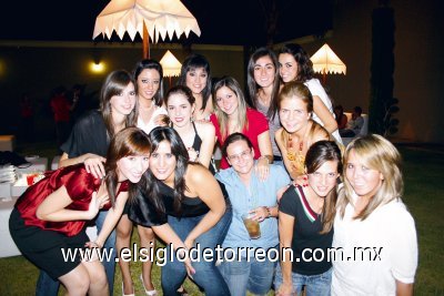 Amigas de la festejada, disfrutando de la fiesta.