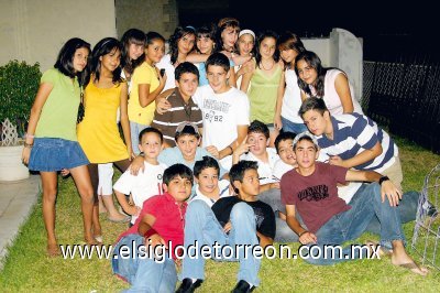 Festeja un año más
Arturo Valdés González junto a todos sus invitados.