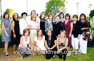 Maleni, Dora, Bertha, Paty, Mara, Ivonne, Ruth, Magda, Martha Nelly, Ofelia, Velia, Nena, Regina, Lupe y Gaby acompañando a Brenda.