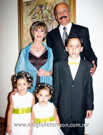 Rosario Jalife de Hernández y José Hernández Salas con sus nietos Alfonso, Karem y Mariam Soto Hernández.