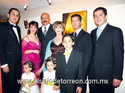 35 años juntos
Los festejados acompañados de Jezael y Abdul Hernández Jalife, Alonso Karem y Mariam Soto Hernández, Karem Hernández de Soto y Alfonso Soto Dingler.