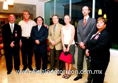 Nueva opción en el aeropuerto
Ángel de la Compa, Carlos Román Cepeda, Fernando Royo, Porfirio González, Alejandra Velasco, Julia Martínez y Jean Philipe.