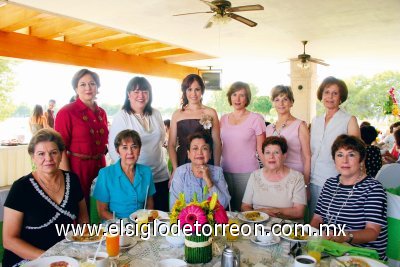 Tata N. de Fernández, Martha G. de Muñoz, María Esther de Constantino, Rosita de Pérez, Mary de Sada, Angélica de León, Marilú de Gidi, Cecy de Martínez y Conchis de Garza acompañando a la novia.