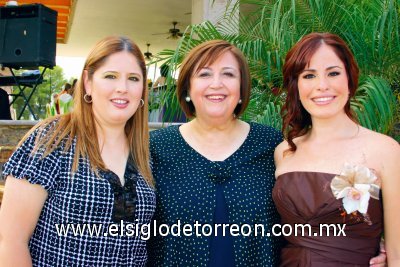 Se casará muy pronto
Patricia Arriaga de González junto a sus hijas Patricia y María del Pilar.