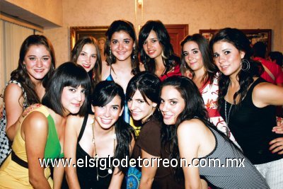 La festejada junto a sus amigas Vero Cruz, Ery Hernández, Luisa Bitar, Marcela Garza, Marcela Valdéz, Marcela Armendáriz, Marifer Torres, Luisa Pérez e Isa Cruz.