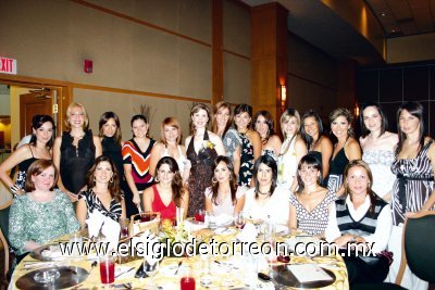 La festejada junto a todas sus amigas e invitadas