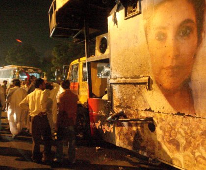 La llegada de Bhutto a Karachi, tras ocho años de exilio, fue acogida por más de 150 mil personas que la vitorearon.