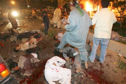 Imágenes del lugar mostraban cuerpos esparcidos por la carretera, algunos moviéndose y otros inertes.