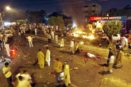 Una pequeña explosión inicial fue seguida por una enorme detonación a unos metros del camión que transportaba a Bhutto durante una procesión a través de Karachi.