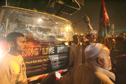 Al menos 139 personas murieron y unas 550 resultaron heridas  al estallar dos artefactos explosivos cerca del camión que transportaba a Benazir Bhutto, la ex primera ministra de Pakistán.