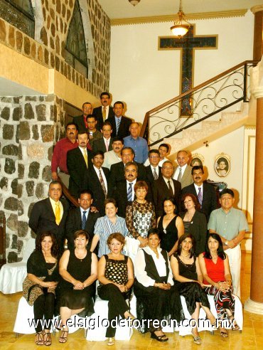12102007
Ex alumnos de la licenciatura en derecho en su vigesimo quinto aniversario de graduación.