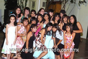 12102007
La feliz quinceañera, acompañada de un grupo de amigas que disfrutaron junto con ella de una alegre fiesta.