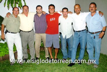 16102007
Alberto Galván, Edgardo Martínez, Jorge Gómez, Óscar Gosserez, Héctor Cumplido, Juan Antonio Ramírez y Tomás Galván, se reunieron el viernes pasado.
