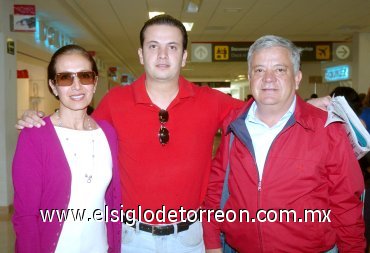 08102007
Gerardo Katsicas, Gerardo Katsicas Jr. y María de Katsicas llegaron de Grecia.
