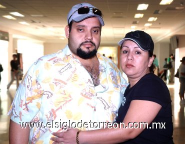 08102007
Sonia Saucedo viajó a Tijuana, la despidió Luis Cervantes.