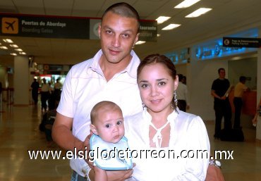 09102007
Arturo García, Tuty de García y el pequeño Arturito viajaron a Guadalajara.