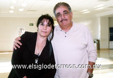09102007
Luis Mojica llegó a Torreón desde la Ciudad de México y lo recibió Diana Martínez.