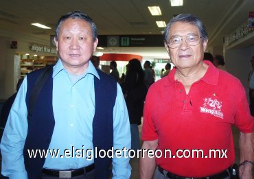09102007
Wu Yancatten llegó de la Ciudad de México, lo recibió Manuel Lee Soriano.
