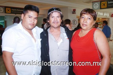 10102007
Arturo Román llegó a Torreón procedente de Tijuana y lo recibieron Eduardo Román y Delia Montelongo