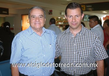 10102007
Jorge Luis Cisneros llegó a Torreón procedente de México y lo recibió Luis Aguilar.