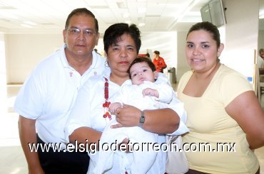 10102007
Pamela Ramírez de Carreón y el pequeño Mateo viajaron a San Diego y los despidieron Maricela y René Ramírez.