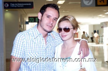 11102007
Bernardo Reyes viajó a Guadalajara y lo despidió Maribel Dacarett.