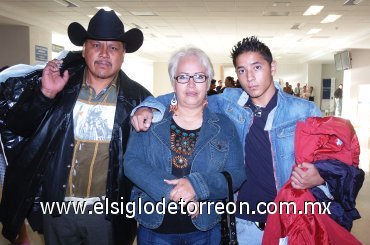 12102007
Martha Lilia Galván, Rigoberto y Gerardo Luciano viajaron a Tijuana.