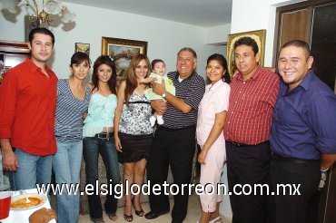 13102007
Rocío en la compañía de Jacobo Salas, Lety y Diana Sánchez, la bebé Danna, Luis Roberto Sánchez Vázquez, Paty Cháirez, Rafael Sánchez y de bebidas refrescantes.