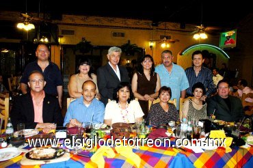 14102007
Carlos Román, Pedro Rosales, Susana García, José Luis Cuéllar, David Cázares, Ana Patricia Ramos, José Rodríguez, Jacobo Zarzar y Miguel Ángel Ruelas, en una reunión de ex alumnos de la séptima generación de la UA de C.