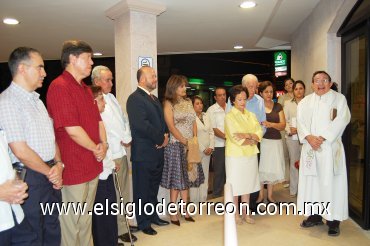 14102007
El sacerdote Abelardo Rodríguez, realizó la bendición del lobby del área de urgencias del Sanatorio Español.