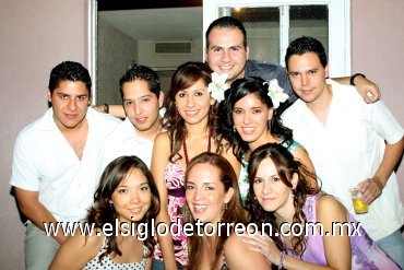 14102007
Isabel y Paulina acompañados de sus amistades; Pepé, Monty, Gerardo, Cristian, Edna, Ana y Elisa.