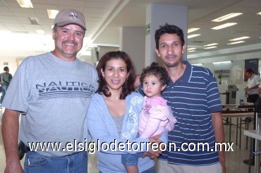 14102007
José, Socorro y Jimena Galván y Miguel López llegaron de las Vegas