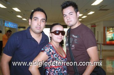 14102007
Raúl Soto viajó a Tijuana y lo despidieron Gerardo Maldonado y Estrella Saralegui.